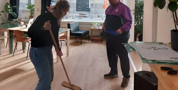 Laurence en Samir aan het vegen