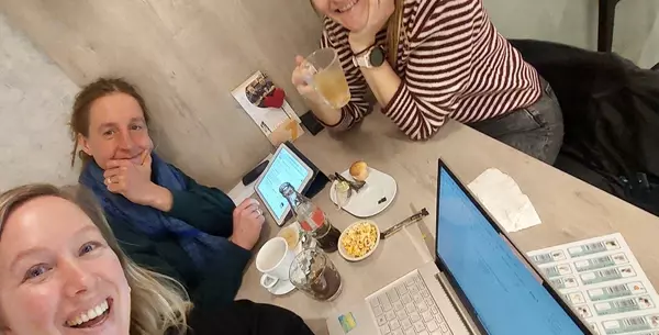 een groepsfoto van Laurence, Lies en Sara aan het werk